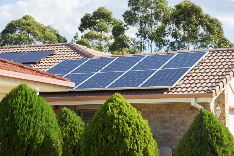 Vigila el jardín de tu casa ahorrando energía y sin mucha inversión: esta  cámara de seguridad solar vuelve a precio mínimo