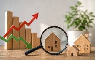 Ilustración conceptual del mercado del alquiler con casas de madera, lupa y flechas que representan la evolución prevista de los precios del alquiler en España durante el tercer trimestre de 2026.