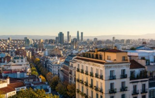 Vista panorámica de una ciudad española con edificios residenciales y rascacielos, imagen que ilustra la evolución del precio de la vivienda y las previsiones del Índice Predictivo de compraventa de Fotocasa.
