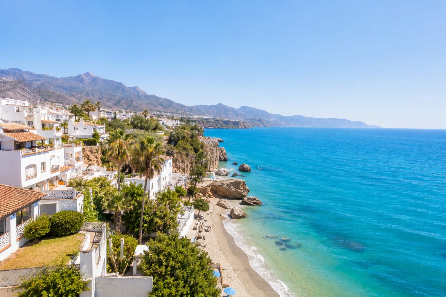 Vista aérea de viviendas frente al mar en la costa española, donde el precio de la vivienda en venta se ha triplicado en los últimos cinco años.