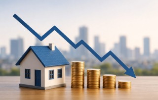 Rentabilidad de la vivienda en España en 2026 con casa en miniatura, monedas y gráfico descendente que representa la caída del rendimiento inmobiliario.