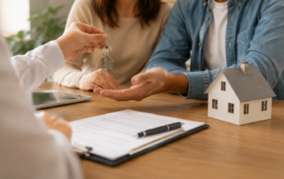 Pareja recibe las llaves de su nueva vivienda tras formalizar una hipoteca