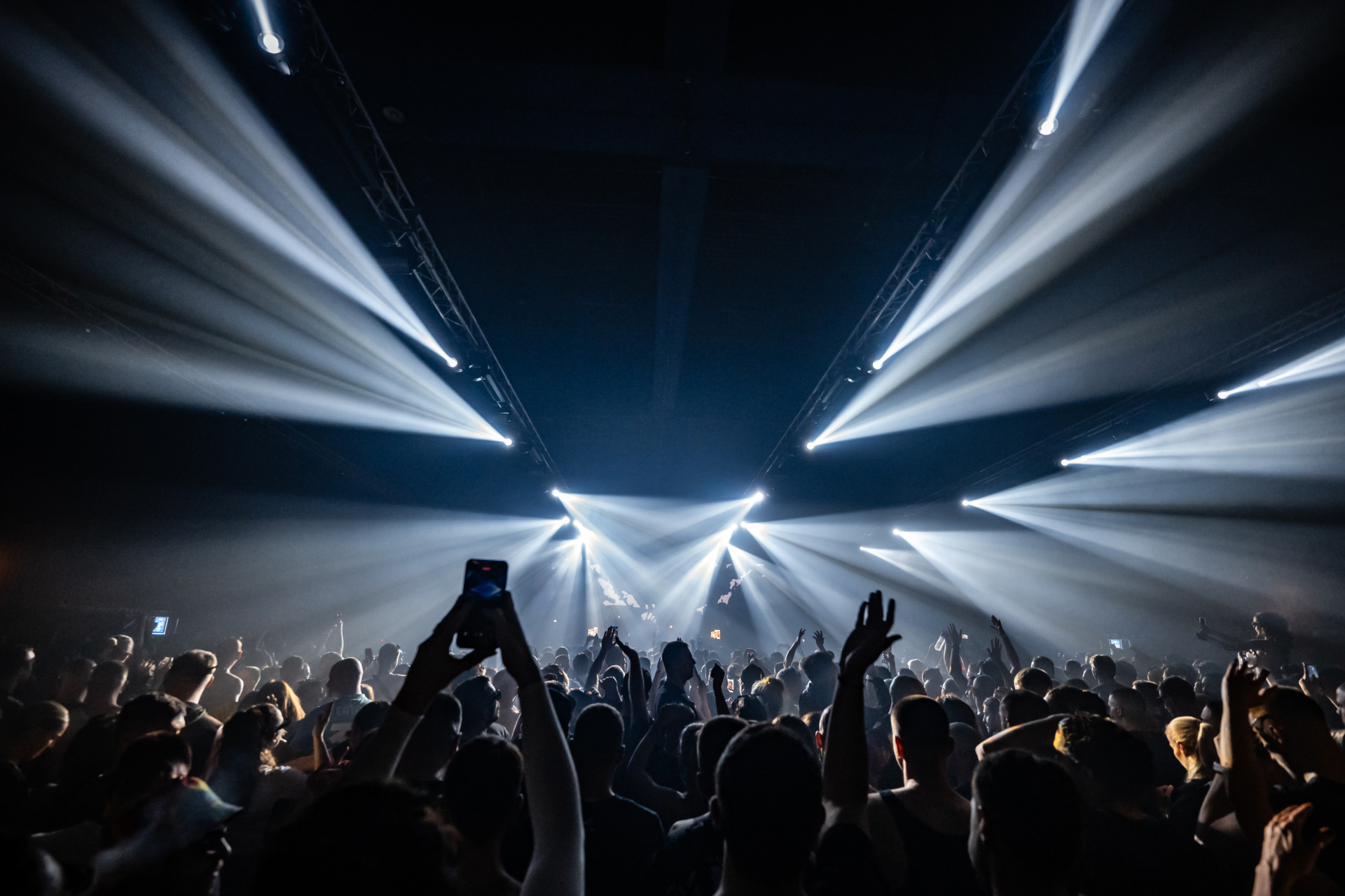 Público durante un concierto con las luces del escenario